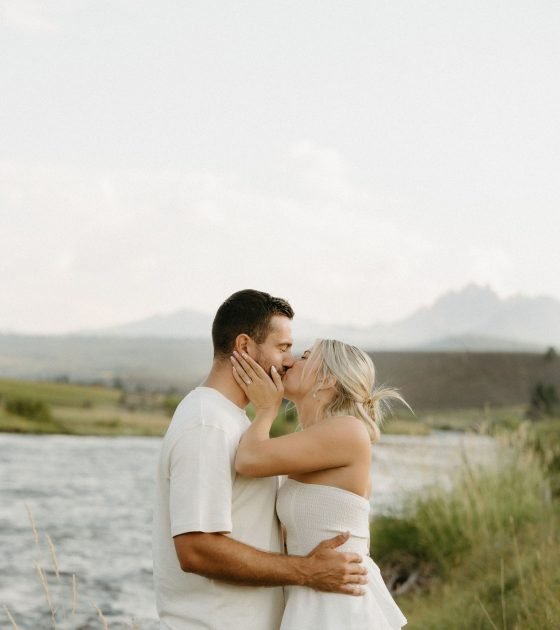 Scenic Autumn Engagements Set in Idaho’s Sweeping Landscapes