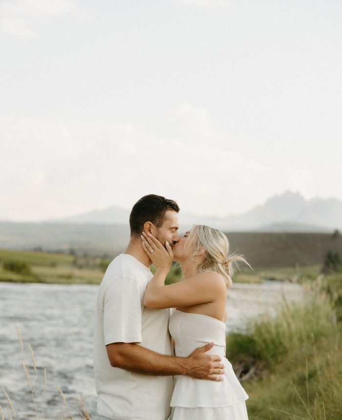 Scenic Autumn Engagements Set in Idaho’s Sweeping Landscapes
