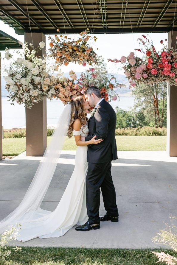 CedarCreek Estate Winery spring wedding Boketto Photography rocky mountain bride10