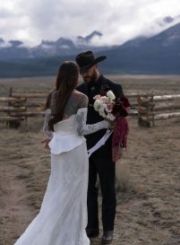 Stanley River Retreats & Cabins winter wedding rocky mountain bride19