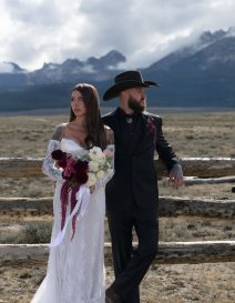 Stanley River Retreats & Cabins winter wedding rocky mountain bride23