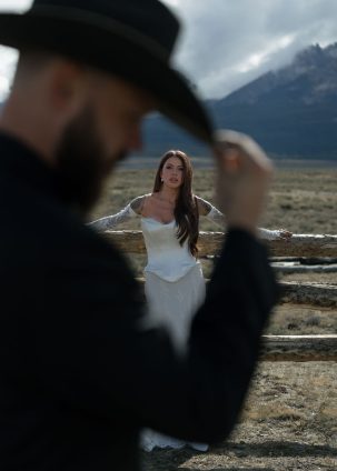 Stanley River Retreats & Cabins winter wedding rocky mountain bride24