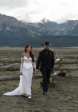 Stanley River Retreats & Cabins winter wedding rocky mountain bride27