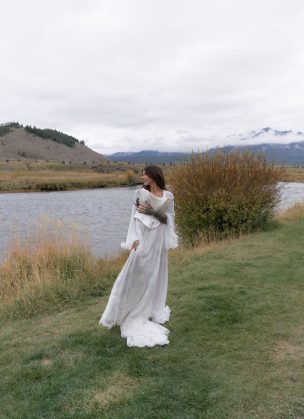 Stanley River Retreats & Cabins winter wedding rocky mountain bride8